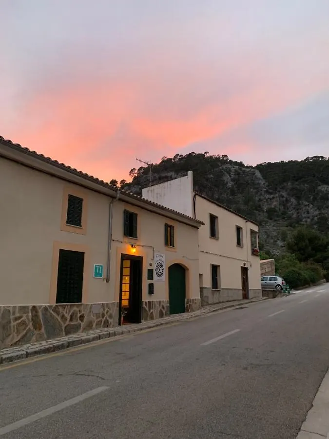 Bed & Breakfast Casa Caimari Guest House, For Mountain Lovers!